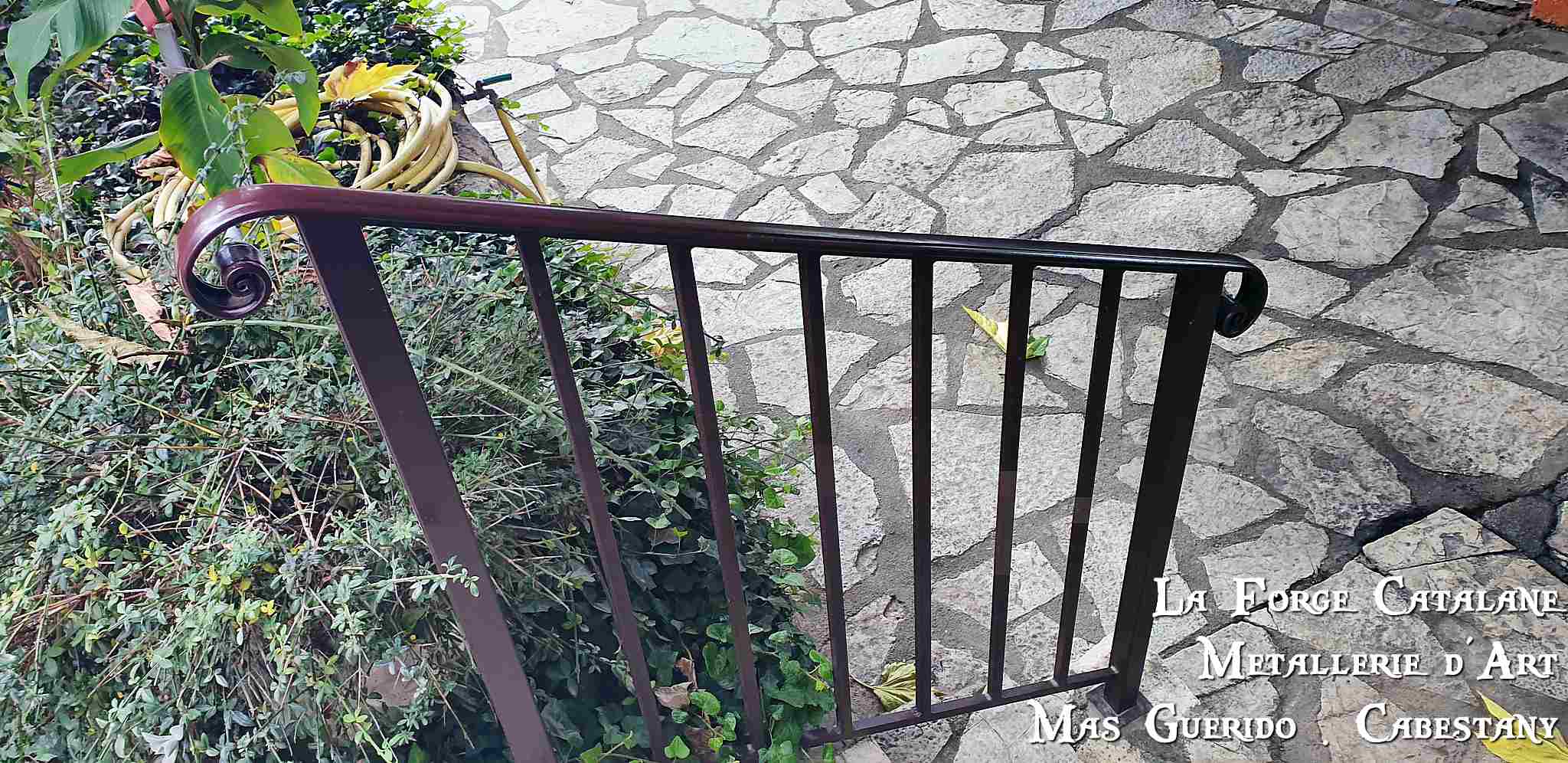 rampant escalier avec main courante moulure avec volutes aux extremitees barreaudages vertical forge catalane.jpg